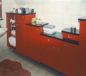 Anrichte abgestuft
 und freihängend
