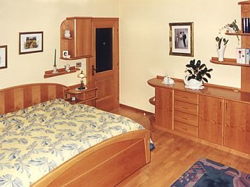 Möbel, Türe und 
 Boden aus Holz