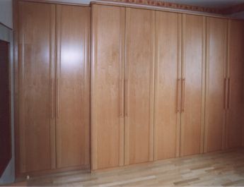 Einbauschrank mit Drehtüren