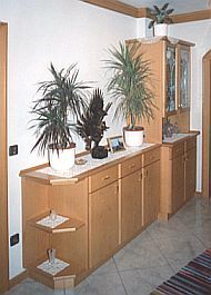 Anrichte mit Etagere und Vitrine