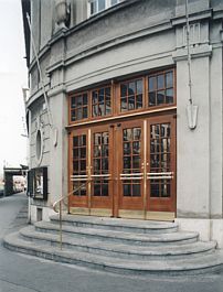 Portal mit Messingbeschlägen
            und Verglasung